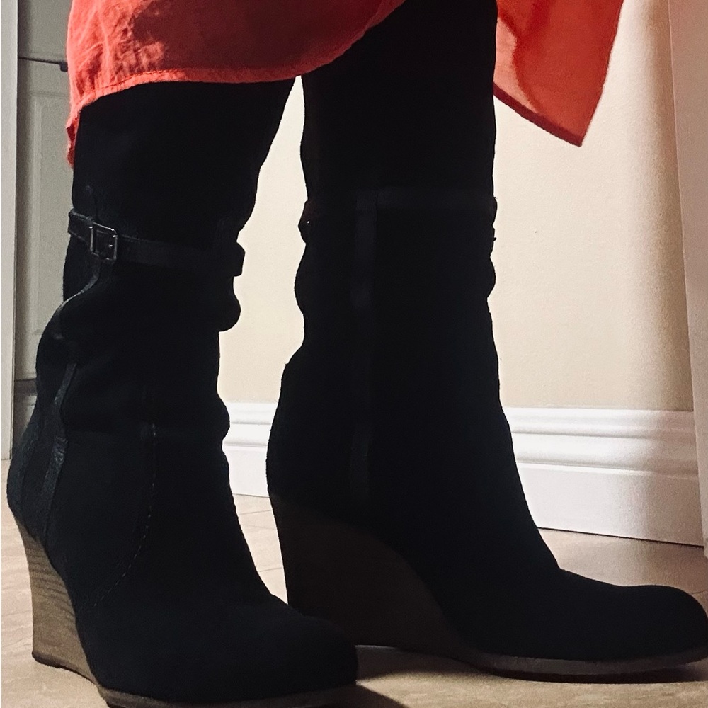 Chic Black Wedge Boots